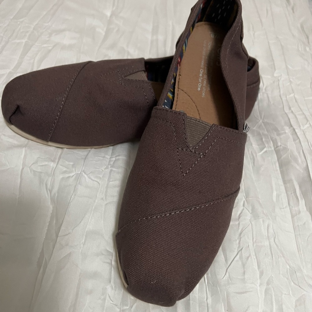 TOM’S brown NWOT